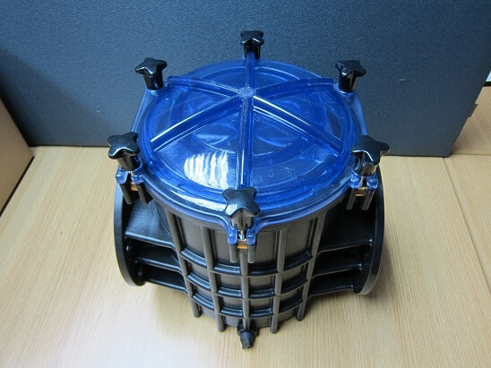 Swimming pool basket strainer for protecting pump against solid particles